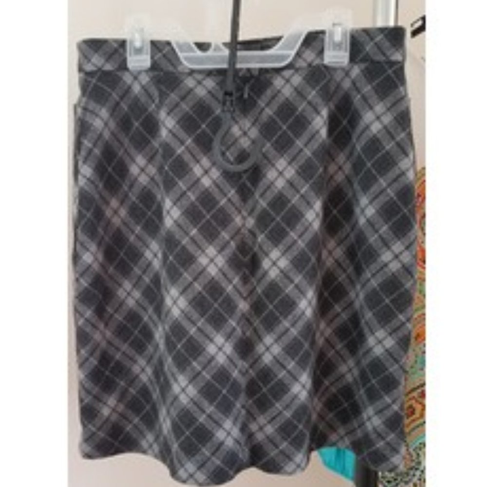 GAP Black/Gray/White Plaid Skirt w/Pockets